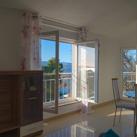 Apartments Sara & Nina 오미스 외부 사진