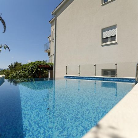 Apartments Sara & Nina 오미스 외부 사진