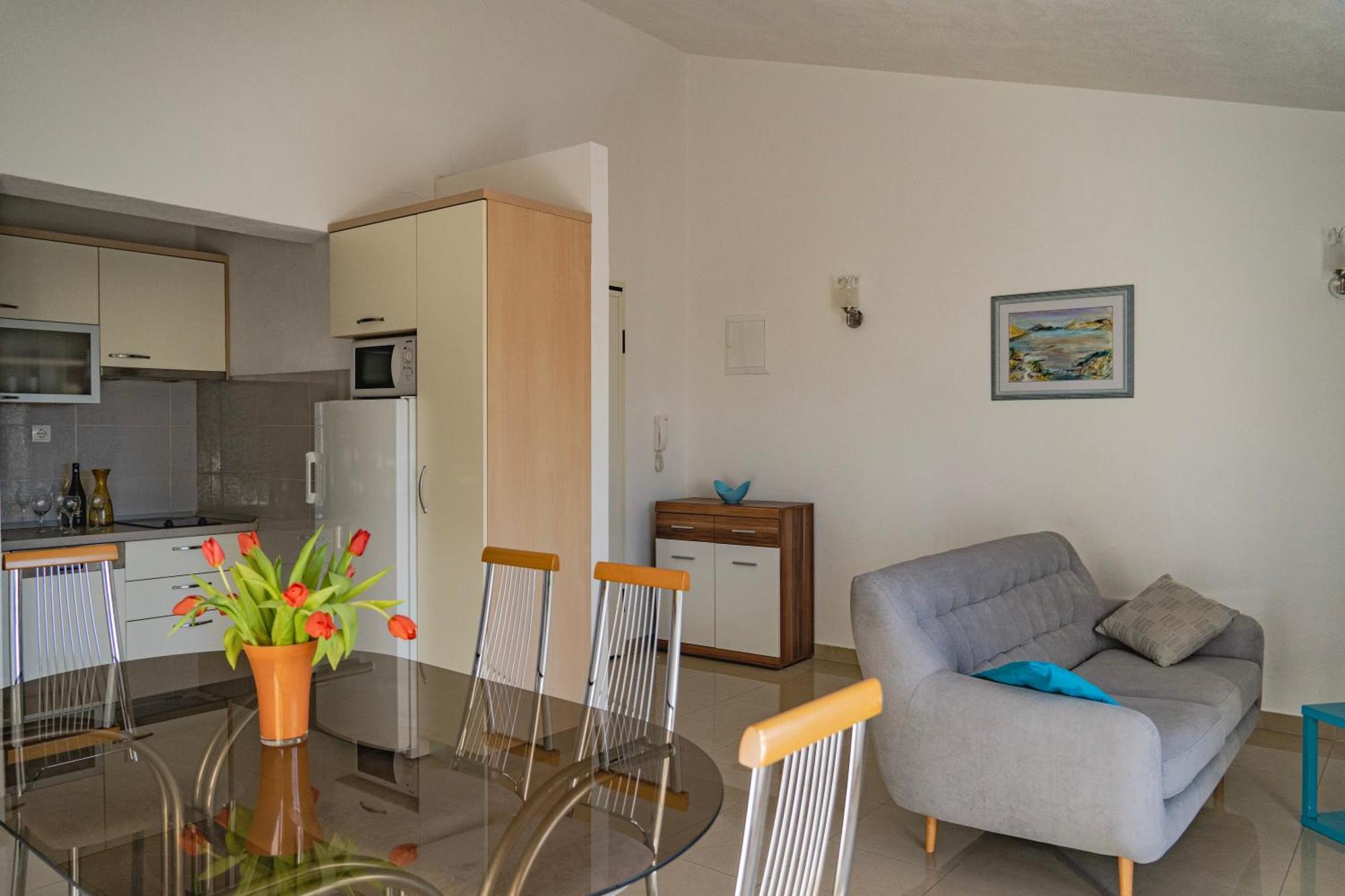Apartments Sara & Nina 오미스 외부 사진