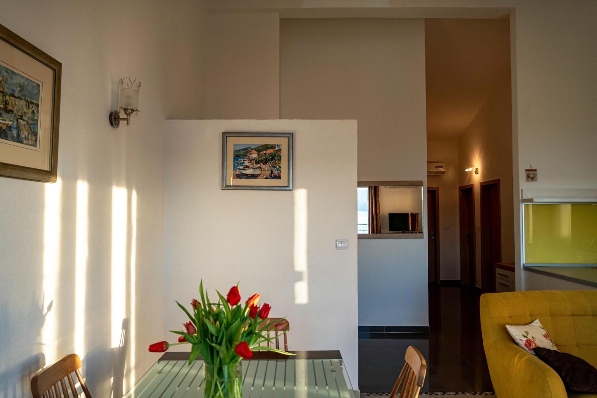 Apartments Sara & Nina 오미스 외부 사진