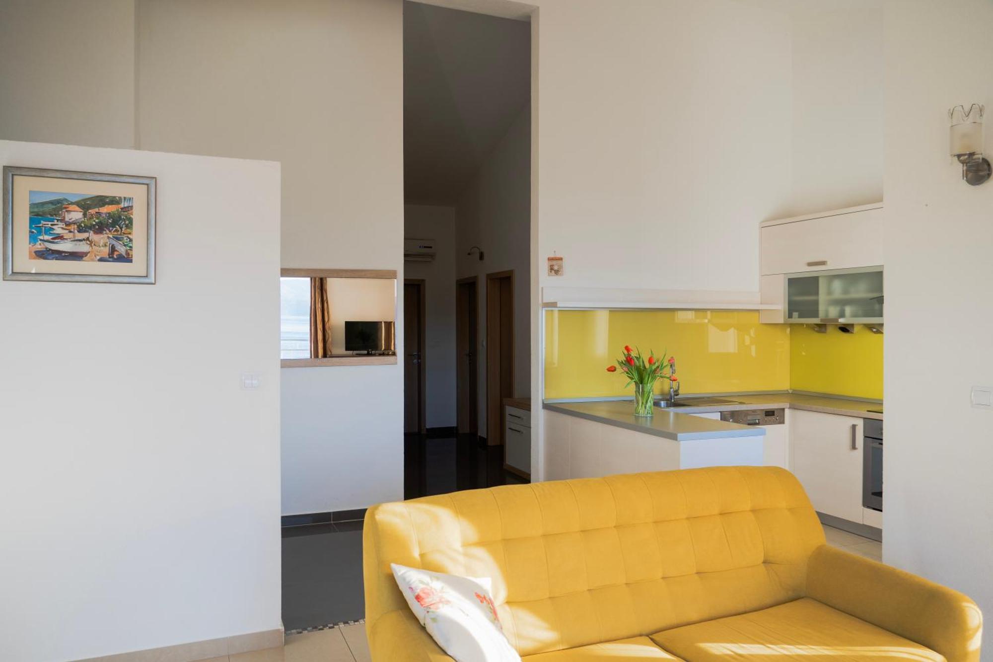 Apartments Sara & Nina 오미스 외부 사진