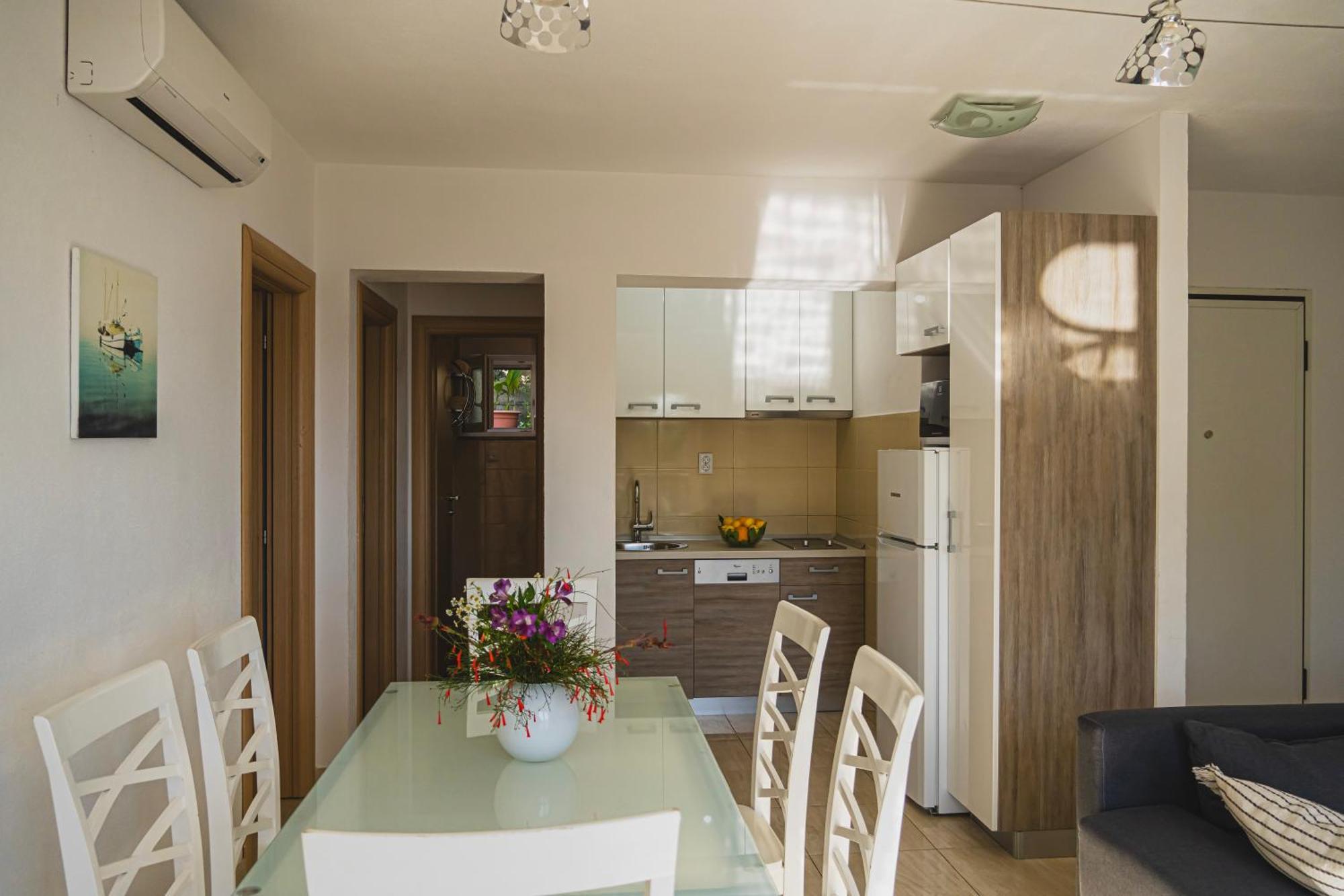Apartments Sara & Nina 오미스 외부 사진