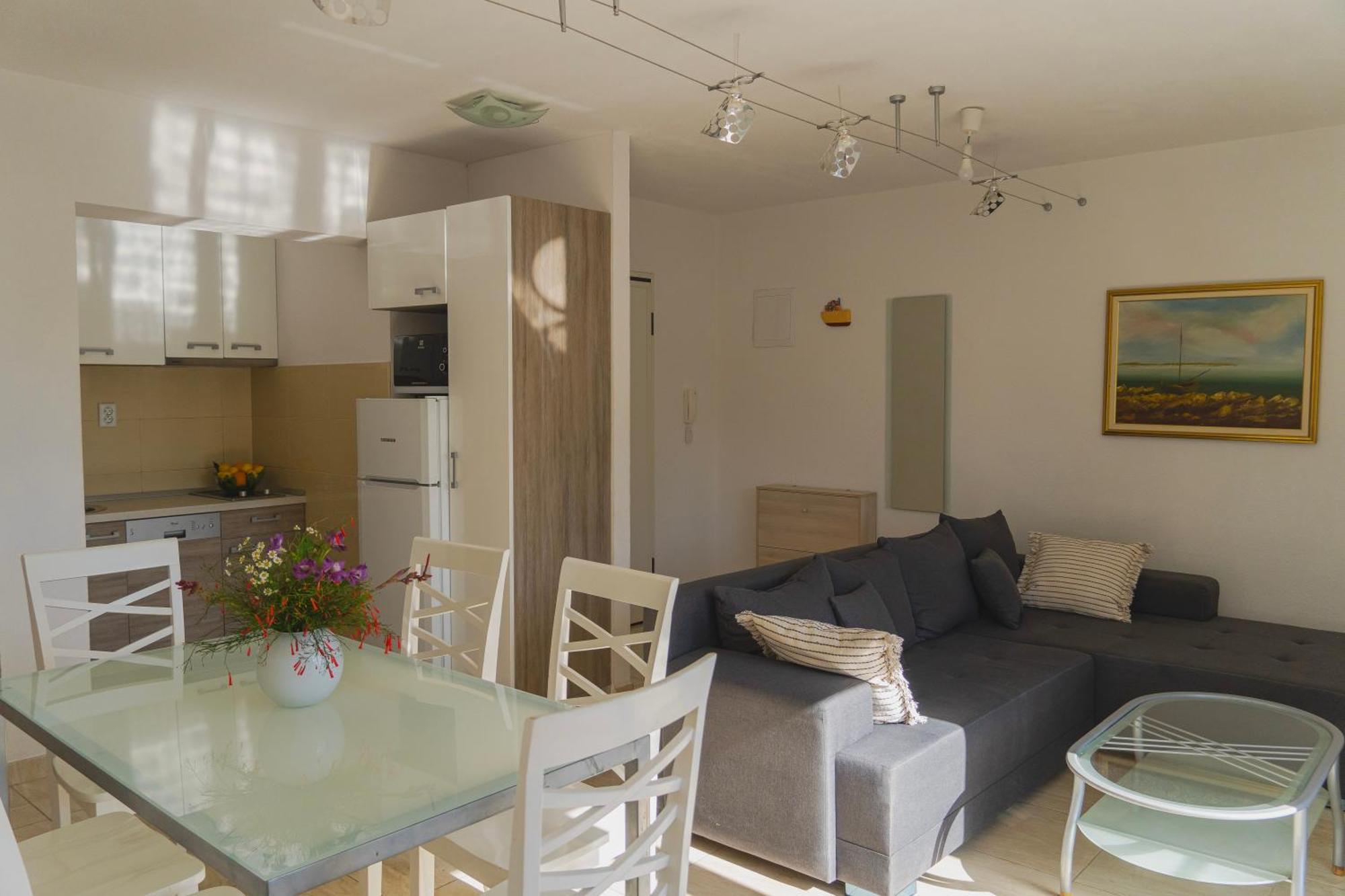 Apartments Sara & Nina 오미스 외부 사진