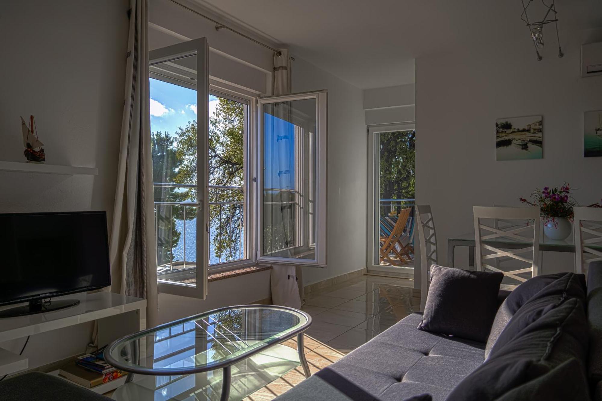 Apartments Sara & Nina 오미스 외부 사진