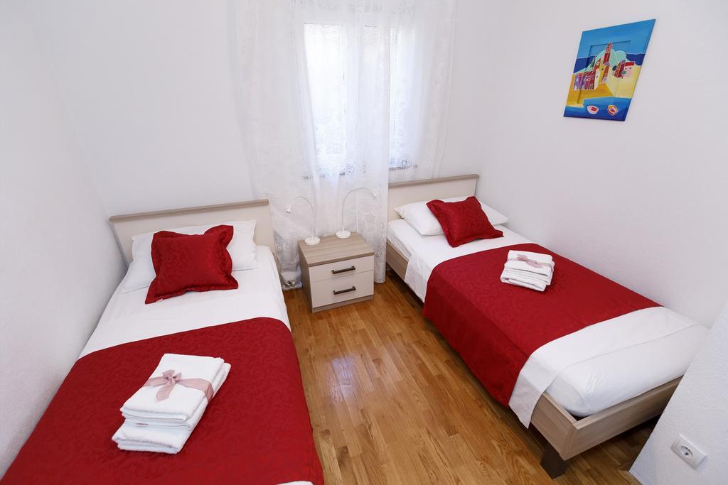 Apartments Sara & Nina 오미스 외부 사진