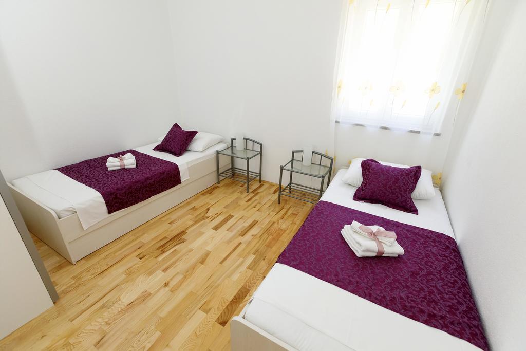 Apartments Sara & Nina 오미스 외부 사진