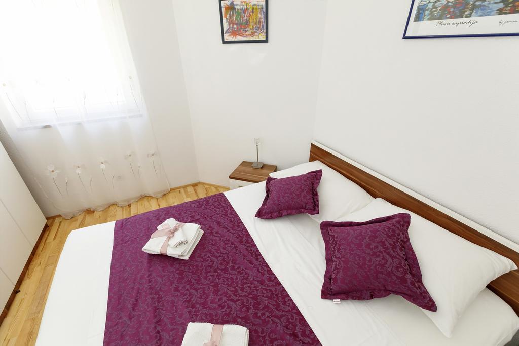 Apartments Sara & Nina 오미스 외부 사진
