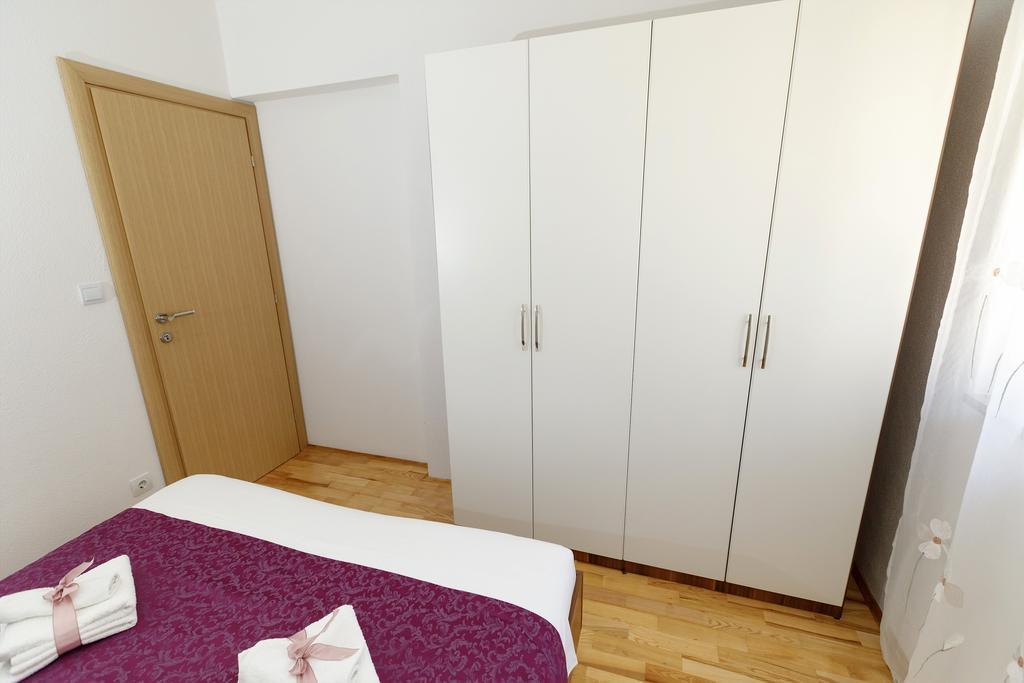 Apartments Sara & Nina 오미스 외부 사진