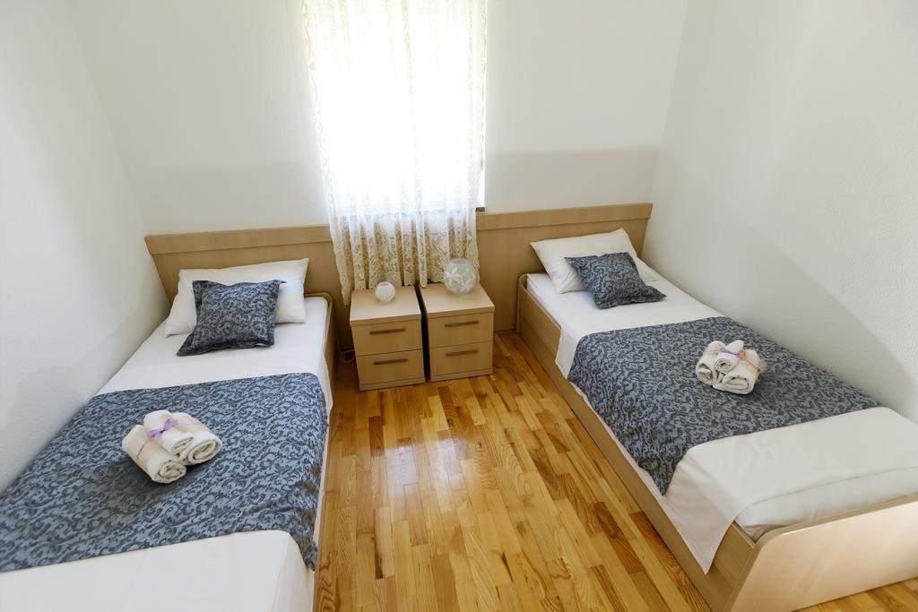 Apartments Sara & Nina 오미스 외부 사진