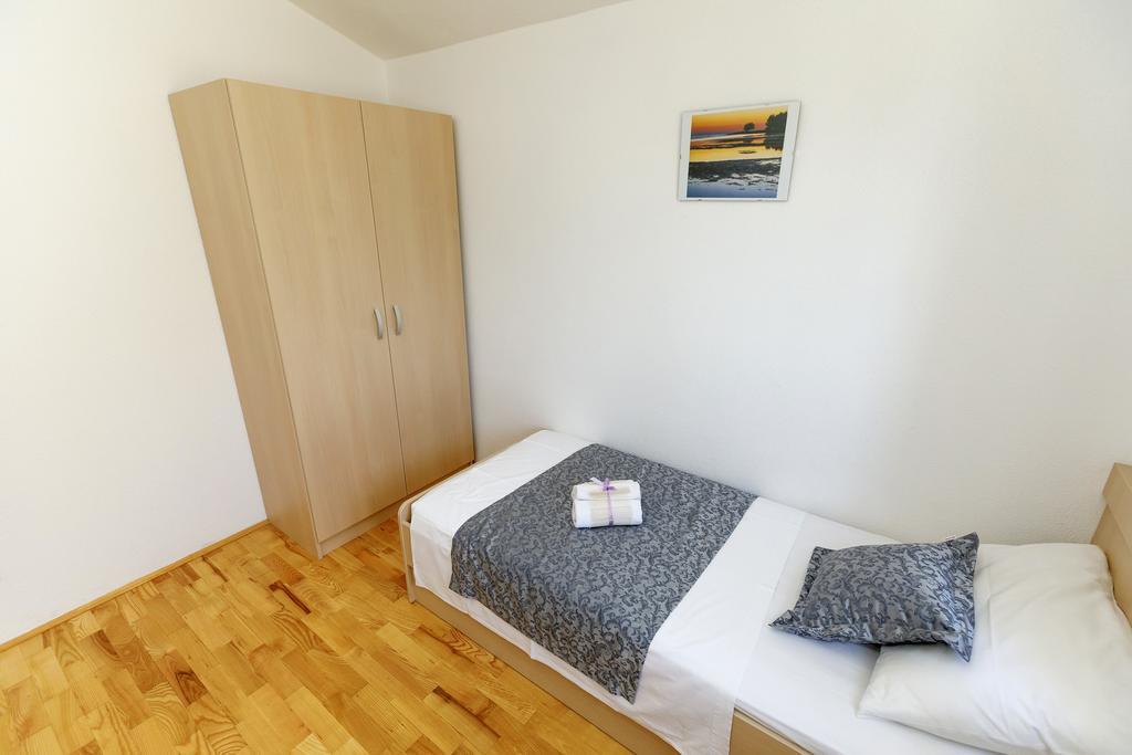 Apartments Sara & Nina 오미스 외부 사진