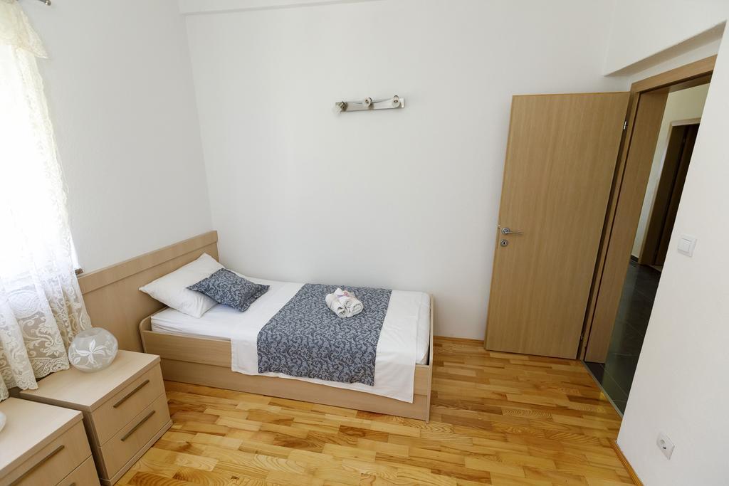 Apartments Sara & Nina 오미스 외부 사진