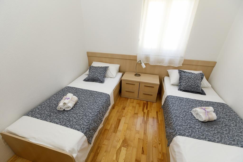 Apartments Sara & Nina 오미스 외부 사진