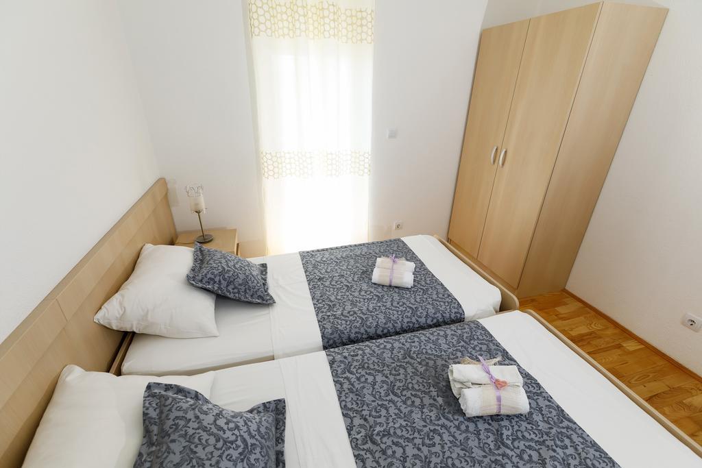 Apartments Sara & Nina 오미스 외부 사진