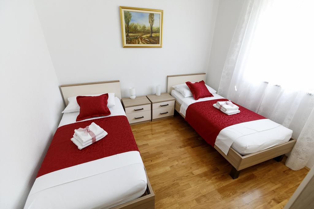 Apartments Sara & Nina 오미스 외부 사진